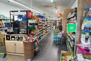 Kącik kawowy w delikatesy Centrum Konarzewo