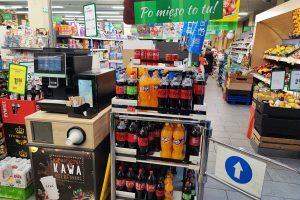 Kącik kawowy w sklepie Delikatesy Centrum w Kętach