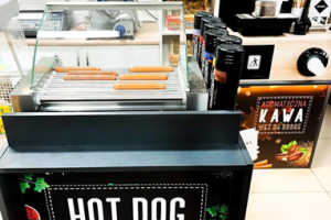 Moduł Hot Dog i kącik kawowy w sklepie spożywczym w Gładyszowie